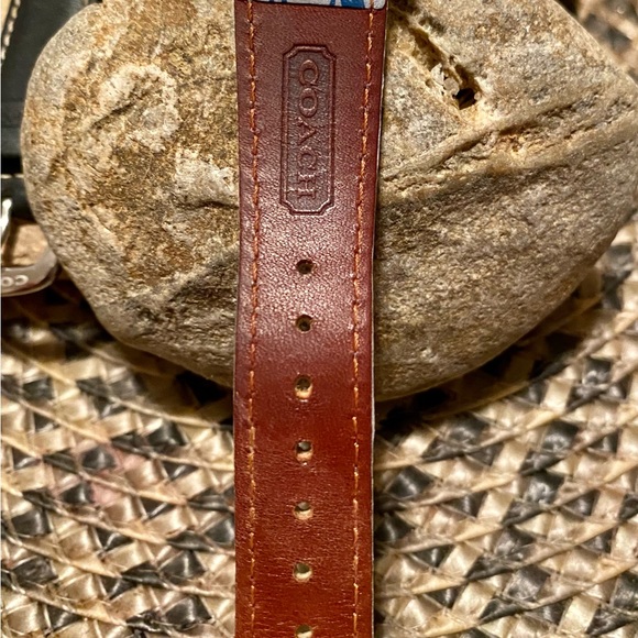 Coach Vintage Women’s Watch, with 3 sets of bands (size 19) case included - Picture 5 of 9